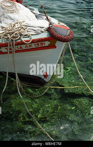 Dettaglio di un ormeggiate barche da pesca nel villaggio di Alykí, Thassos, Grecia Foto Stock