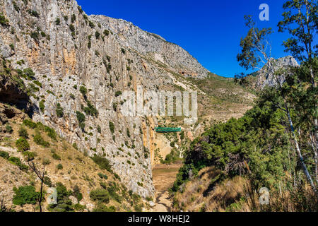 Ponte nella gola del Gaitanes in el Caminito del Rey, re piccolo percorso. Un passaggio pedonale, imperniato lungo le ripide pareti di una stretta gola a El Chorro, Foto Stock