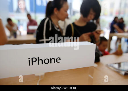 --FILE--i clienti provare iPhone smartphone 6 presso un negozio Apple Store in Cina a Shanghai, 25 agosto 2015. Alcuni dei più popolari di nomi cinesi in Apple Foto Stock