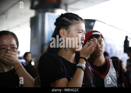 Femmina fan cinesi grido come essi benvenuti in pensione stella NBA Allen Iverson a Hefei Xinqiao Aeroporto Internazionale della città di Hefei, est della Cina di Anhui provin Foto Stock