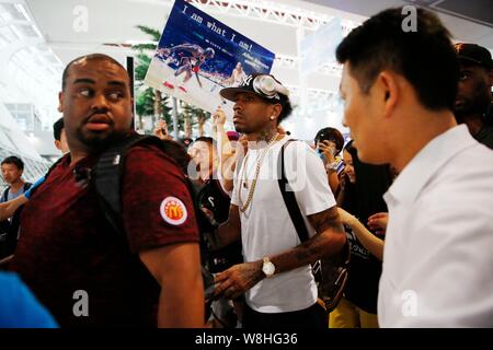 Pensione stella NBA Allen Iverson esce dal terminale dopo lo sbarco a Hefei Xinqiao Aeroporto Internazionale della città di Hefei, Cina orientale della provincia di Anhui, 28 Foto Stock