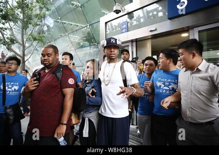 Pensione stella NBA Allen Iverson esce dal terminale dopo lo sbarco a Hefei Xinqiao Aeroporto Internazionale della città di Hefei, Cina orientale della provincia di Anhui, 28 Foto Stock