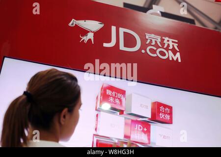 --FILE--un visitatore viene visto allo stand di JD.com, noto anche come Jingdong.com, durante l'International Consumer Electronics Show Asia (International C Foto Stock