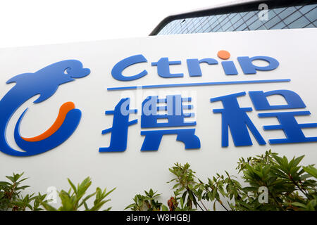 --FILE--Vista di un cartello di Ctrip presso la sede cinese di agenzia di viaggi online Ctrip in Cina a Shanghai, 14 maggio 2015. Ctrip, US-elencati Foto Stock