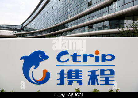 --FILE--Vista di un cartello di Ctrip presso la sede cinese di agenzia di viaggi online Ctrip in Cina a Shanghai, 14 maggio 2015. Due della Cina al piombo Foto Stock