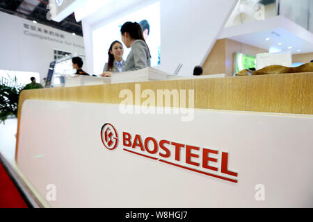 --FILE--dipendenti cinesi parlare allo stand di Baosteel durante il XVI Shanghai industria automobilistica internazionale mostra, noto anche come Auto Shan Foto Stock