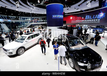 --FILE--i visitatori guardano o provare il Haval SUV della Grande Muraglia a motore sul display durante il XVI Shanghai industria automobilistica internazionale mostra, una Foto Stock
