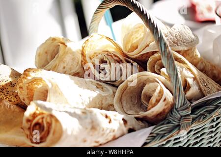 Primo piano di rotoli di lavasino in un cestino Foto Stock