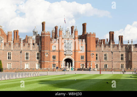 Il fronte ovest e ingresso principale di Hampton Court Palace, Richmond Upon Thames, London, England, Regno Unito. Foto Stock