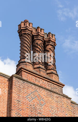 Tudor decorativo ciminiere in laterizio a Hampton Court Palace Foto Stock