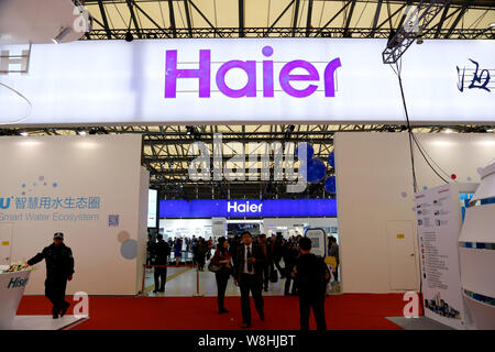 --FILE -- la gente visita lo stand della Haier durante il 2015 Appliance e Electronics World Expo a Shanghai in Cina, 13 marzo 2015. Come le società cinesi Foto Stock