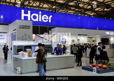 --FILE -- la gente visita lo stand della Haier durante il 2015 Appliance e Electronics World Expo a Shanghai in Cina, 13 marzo 2015. Della Cina di Haier Group, Foto Stock