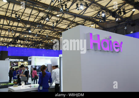 --FILE -- la gente visita lo stand della Haier durante il 2015 Appliance e Electronics World Expo a Shanghai in Cina, 13 marzo 2015. Come le società cinesi Foto Stock