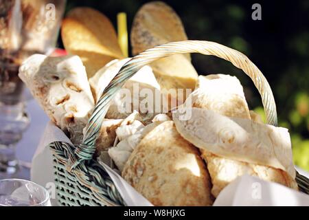 Colpo di closeup di rotoli di lavasch e baguette francesi in un cestino Foto Stock
