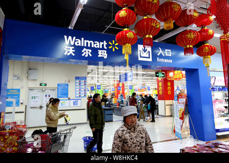 --FILE--i clienti lasciano un supermercato della Walmart in Cina a Shanghai, 16 gennaio 2015. U.S. rivenditore Wal-Mart Stores Inc ha deciso di aprire 30 nuovi Foto Stock