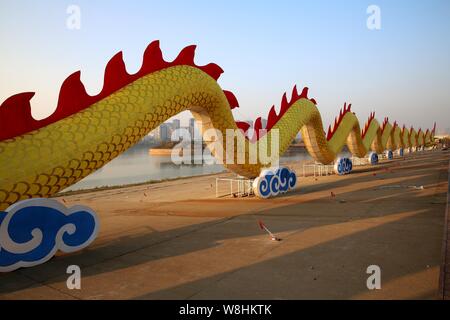 Un 1,200-metro-long drago lanterna è sul display della Orange isola in mezzo al fiume Xiangjiang nella città di Changsha, centrale cinese di Hunan pro Foto Stock