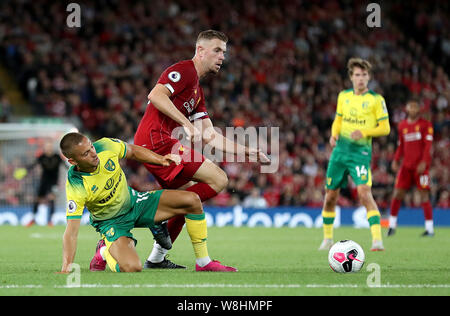 Norwich City's Moritz Leitner (sinistra) e Liverpool la Giordania Henderson battaglia per la palla durante il match di Premier League ad Anfield, Liverpool. Foto Stock