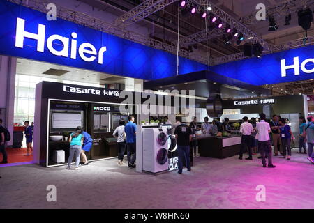 --FILE -- la gente visita lo stand della Haier durante una mostra nella città di Qingdao, Cina orientale della provincia di Shandong, 10 luglio 2015. L'efficienza energetica ha essere Foto Stock