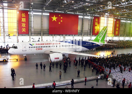 --FILE--Cina il primo in casa passeggeri di grandi dimensioni jet C919 viene tirato fuori di un hangar durante una cerimonia in modalità non in linea alla finale dello stabilimento di assemblaggio di coma Foto Stock