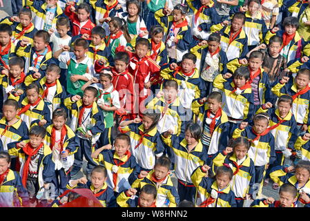 --FILE--giovani studenti cinesi di giovani cinesi pionieri giuro per ricordare i martiri a Memorial Hall di Suichuan county, Ji'an City East mento Foto Stock