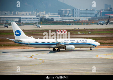 --FILE--un Boeing 737-800 jet del passeggero di linee aeree di Xiamen taxi alla Shenzhen Baoan International Airport nella città di Shenzhen, sud cinese di Guangdong Foto Stock