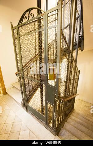 Scale e ascensore tradizionale di un condominio, Barcelona, Spagna. Foto Stock