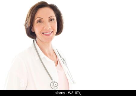 Senior medico donna sorridente verso la telecamera. Foto Stock