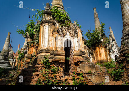 La Shwe Indein Pagoda, un gruppo di pagode Buddhiste nel villaggio di Indein, vicino Ywama e a inserto Lago nello Stato di Shan, Myanmar Foto Stock