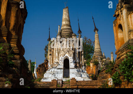 La Shwe Indein Pagoda, un gruppo di pagode Buddhiste nel villaggio di Indein, vicino Ywama e a inserto Lago nello Stato di Shan, Myanmar Foto Stock