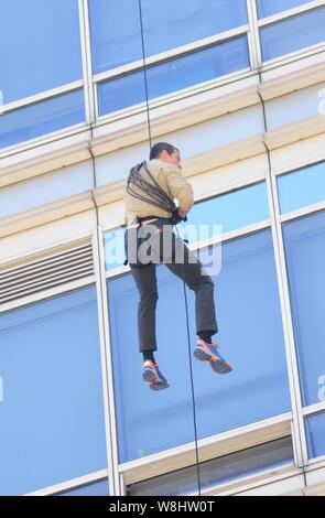 British Adventurer e presentatore televisivo Bear Grylls abseils da un alto edificio durante una cerimonia per l'avvolgimento della sua nuova avventura realtà Foto Stock