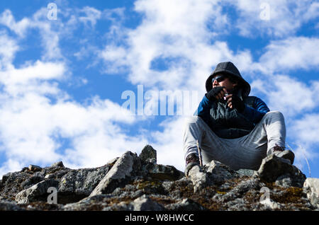 Successo escursionista l uomo si gode della vista sulla cima della montagna in Chiprac - Lima - Perù Foto Stock