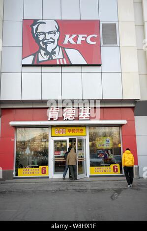 --FILE--i clienti che entrano in un KFC un fast food ristorante di Yum Brands in città Rizhao, est Chinas provincia di Shandong, 14 dicembre 2014. Il caffè è di andare t Foto Stock