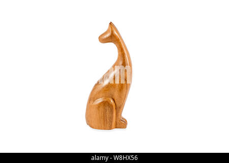 Statuetta di legno di un gatto con la sua testa si voltò indietro isolati su sfondo bianco Foto Stock