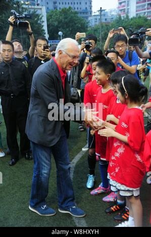 Il calcio tedesco leggenda Franz Beckenbauer, sinistro scuote le mani con i giovani giocatori fooball allo Youth Training Camp della Audi Summer Tour Cina 2015 Foto Stock