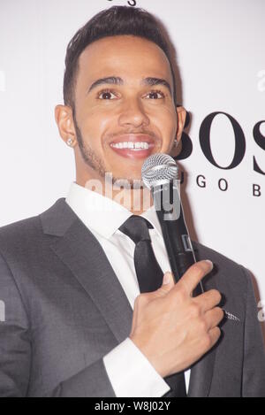 British F1 driver Lewis Hamilton di Mercedes AMG sorrisi a un evento promozionale per Hugo Boss in Cina a Shanghai, 8 aprile 2015. Foto Stock