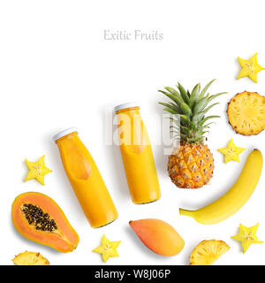 Smothies in bottiglie con frutta fresca isolati su sfondo bianco, vista dall'alto Foto Stock