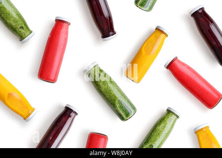 Frullati colorati in bottiglie di vetro isolato su sfondo bianco, vista dall'alto. Foto Stock