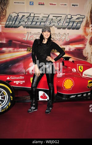 Attrice canadese Christy Chung pone con una Ferrari Formula One race car durante una Premiere per il film 'rush' a Pechino, in Cina, il 10 dicembre 2015. Foto Stock