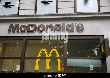 Un ristorante fast food McDonald's visto nel centro di Londra. Foto Stock