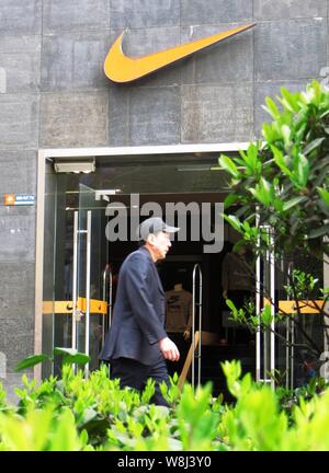 --FILE--A passeggiate a piedi passato un abbigliamento sportivo Nike store in Yichang city, porcellane centrale provincia di Hubei, 13 marzo 2013. Verso la fine di maggio, Cinese officia Foto Stock