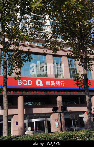 --FILE--Vista di un ramo di BQD (Banca di Qingdao) nella città di Qingdao, Cina orientale della provincia di Shandong, 14 novembre 2014. Banca di Qingdao, il più grande Foto Stock