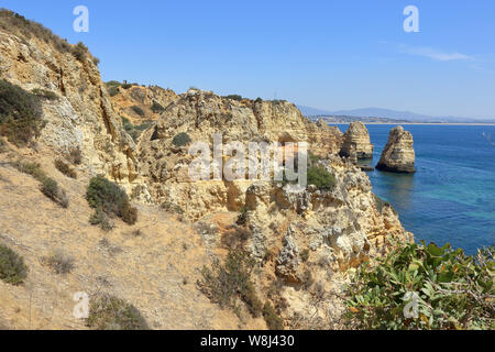 Una vista dell'Oceano Atlantico e le colonne di pietra calcarea che fuoriescono dal mare Foto Stock