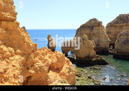 Le formazioni rocciose e il mare archi sporgente fuori del litorale atlantico di Ponta da Piedade a Lagos Foto Stock