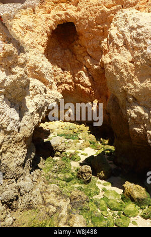 Piccola Grotta e formazione di roccia in Ponta Da Piedade promontorio a Lagos Foto Stock