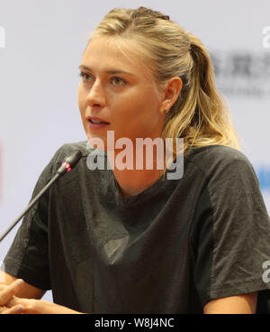 Maria Sharapova di Russia parla nel corso di una conferenza stampa per il 2015 WTA Wuhan Open Tennis Tournament nella città di Wuhan, Cina centrale della provincia di Hubei, 26 Foto Stock