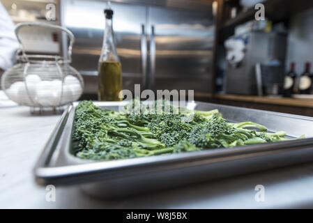 Colpo di broccoli su un vassoio metallico nel cucina dello chef Foto Stock