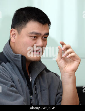 --FILE--pensionato cinese superstar di basket Yao Ming parla a un panel di discussione durante la terza sessione del XII Comitato nazionale del CPPC Foto Stock