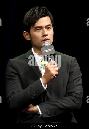 Cantante Taiwanese Jay Chou parla a un evento promozionale per Metersbonwe in Cina a Shanghai, 22 aprile 2015. Foto Stock