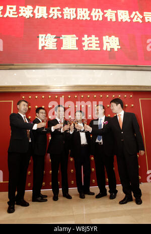 Ma Jack Yun, terza a destra, presidente del gruppo Alibaba, Xu Jiayin (Hui Ka Yan), la terza a sinistra, presidente del gruppo Evergrande, e altri dirigenti toast a t Foto Stock