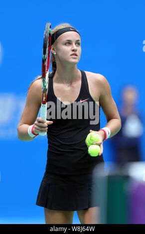 Anna Karolina Schmiedlova della Slovacchia reagisce come lei compete contro Caroline WOZNIACKI della Danimarca nella loro seconda partita delle donne singoli Foto Stock